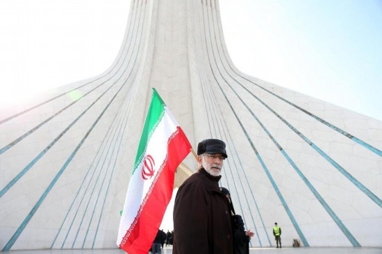 2月10日，在伊朗首都德黑蘭阿扎迪廣場，民眾參加紀(jì)念伊朗伊斯蘭革命勝利46周年集會。新華社記者沙達(dá)提攝