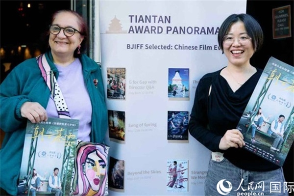 《朝云暮雨》放映前，觀眾前同主辦方互動。楊浩鵬攝