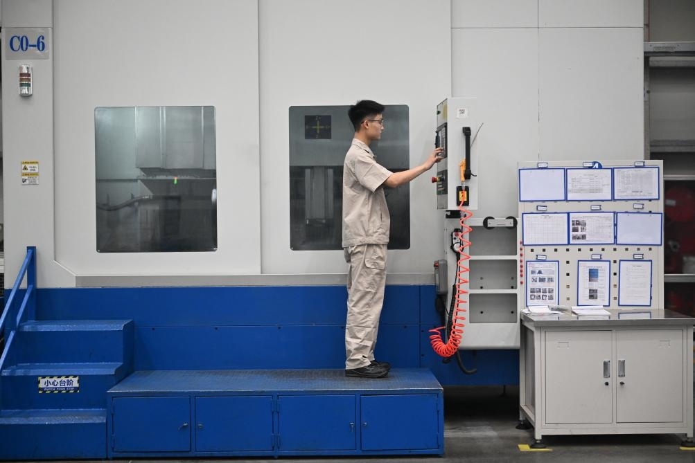 近日，工人在洛陽軸承集團(tuán)股份有限公司的智能生產(chǎn)線上作業(yè)。新華社記者 李嘉南 攝