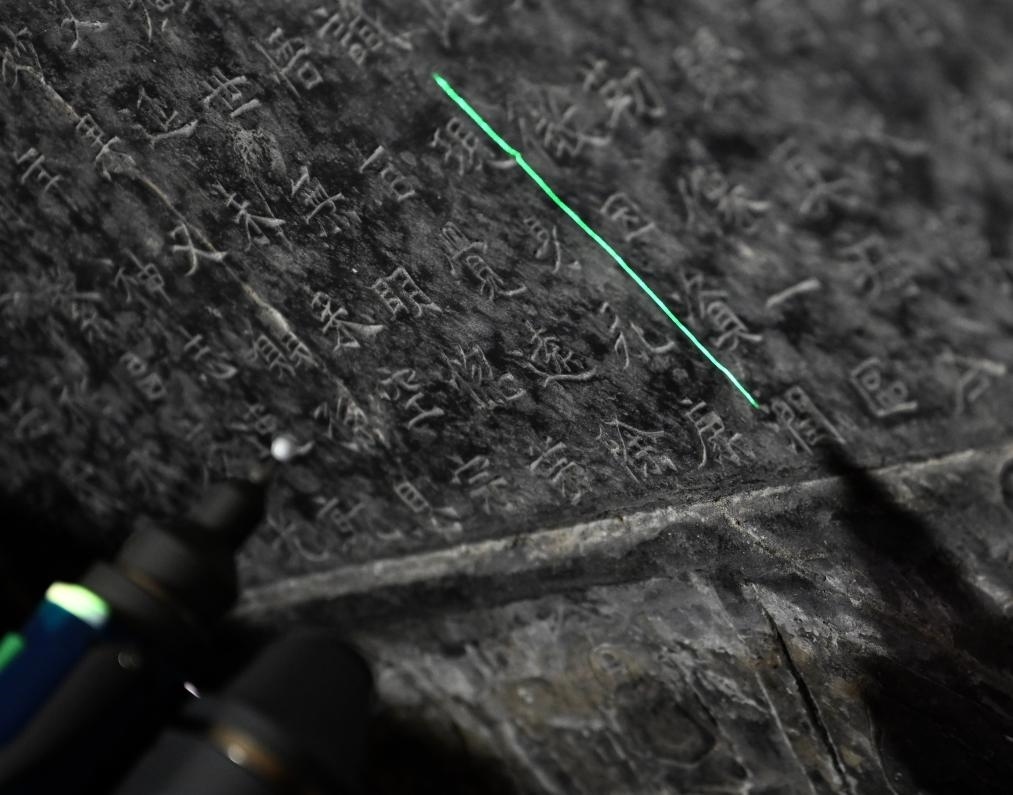 2025年4月9日，龍門石窟研究院工作人員在古陽洞使用關(guān)節(jié)臂掃描儀對《龍門二十品》之一進行數(shù)字化掃描。新華社記者 李嘉南 攝