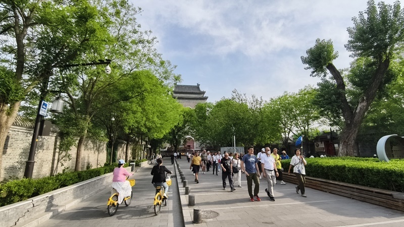 外國(guó)游客游覽北京鼓樓。人民網(wǎng)記者 李楠樺攝