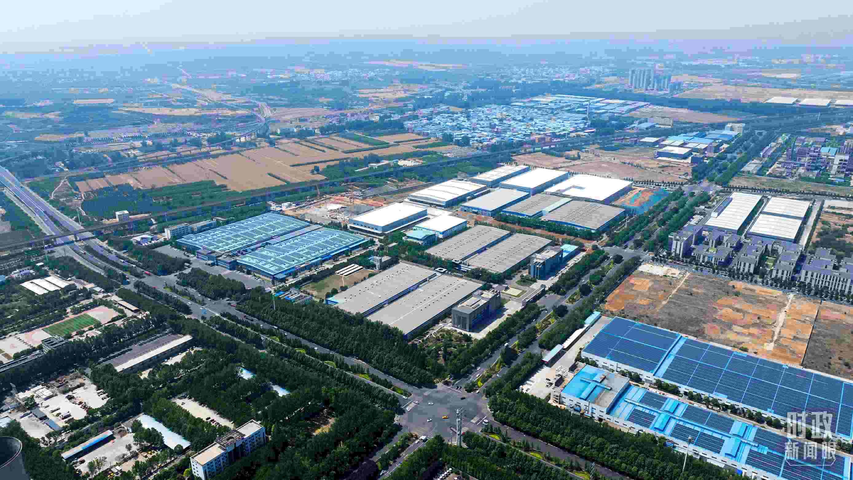 △俯瞰洛陽(yáng)軸承集團(tuán)股份有限公司。（總臺(tái)央視記者范凱拍攝）