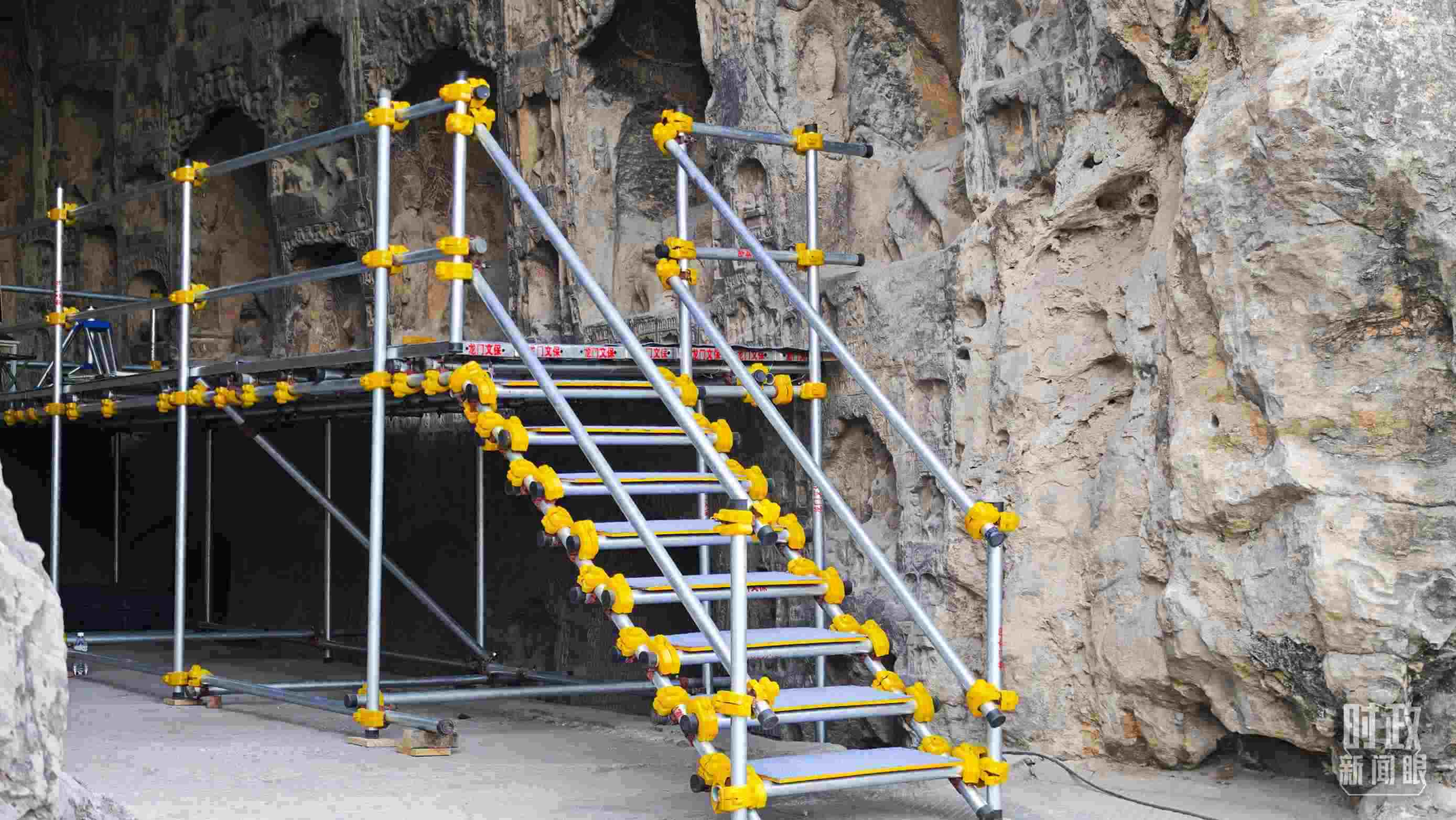 △龍門(mén)石窟古陽(yáng)洞文物修護(hù)現(xiàn)場(chǎng)。（總臺(tái)央廣記者潘毅拍攝）