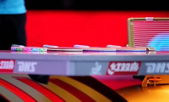 王楚欽的球拍為最右側(cè)那支。