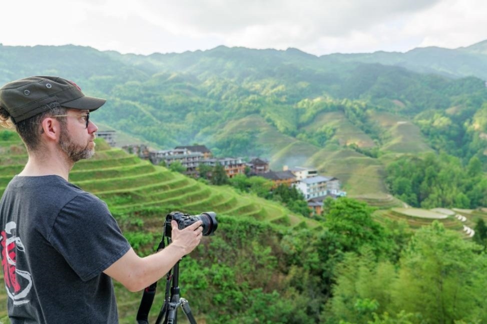 2025年年5月9日，廣西桂林，外國(guó)游客游覽龍脊梯田，在美景前駐足拍照。（圖片來(lái)源：視覺(jué)中國(guó)）