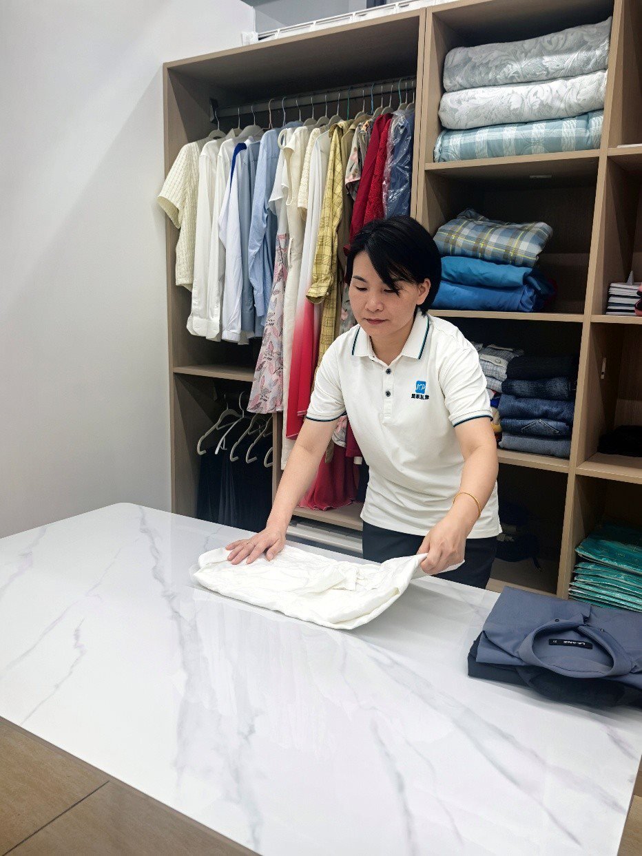 劉水金正在客戶家中做衣柜整理收納工作。受訪者供圖