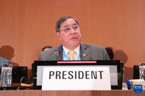 5月20日，在瑞士日內(nèi)瓦，第78屆世界衛(wèi)生大會主席赫爾博薩宣布審議通過“大流行協(xié)定”。新華社記者 杜哲宇 攝