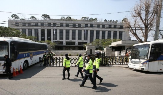 4月3日，在韓國(guó)首爾，警察在韓國(guó)憲法法院前執(zhí)勤。新華社記者姚琪琳攝