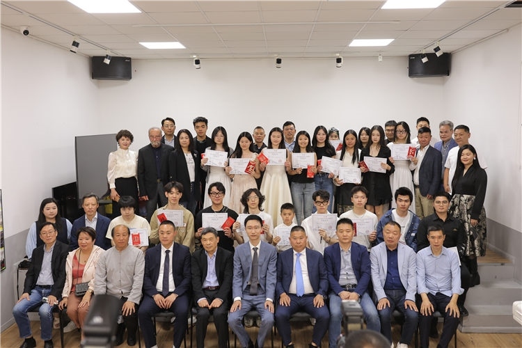 獲獎(jiǎng)?wù)吲c主辦方合影。主辦方供圖