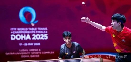 5月17日，王楚欽在比賽中發(fā)球。