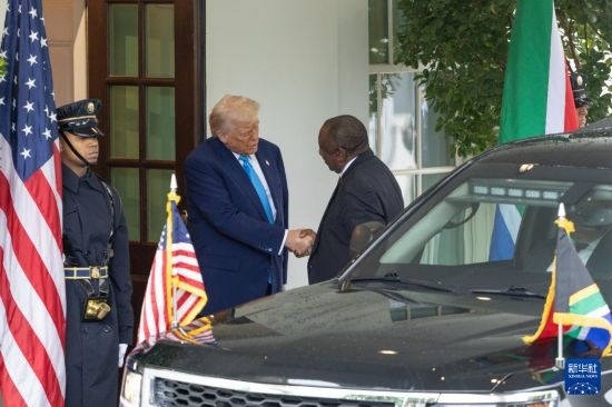 5月21日，美國總統(tǒng)特朗普（左二）在華盛頓白宮迎接到訪的南非總統(tǒng)拉馬福薩。新華社記者 胡友松 攝