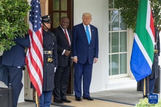 5月21日，美國總統(tǒng)特朗普（右二）在華盛頓白宮迎接到訪的南非總統(tǒng)拉馬福薩（右三）。新華社記者 胡友松 攝