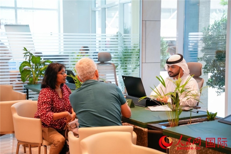 在阿治曼自由區(qū)一站式服務中心內(nèi)，工作人員為客商辦理業(yè)務。人民網(wǎng) 塔里克·易卜拉欣攝