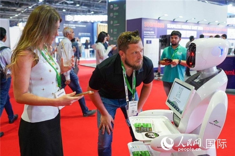 會上展示的電子支付機(jī)器人。人民網(wǎng) 塔里克·易卜拉欣攝