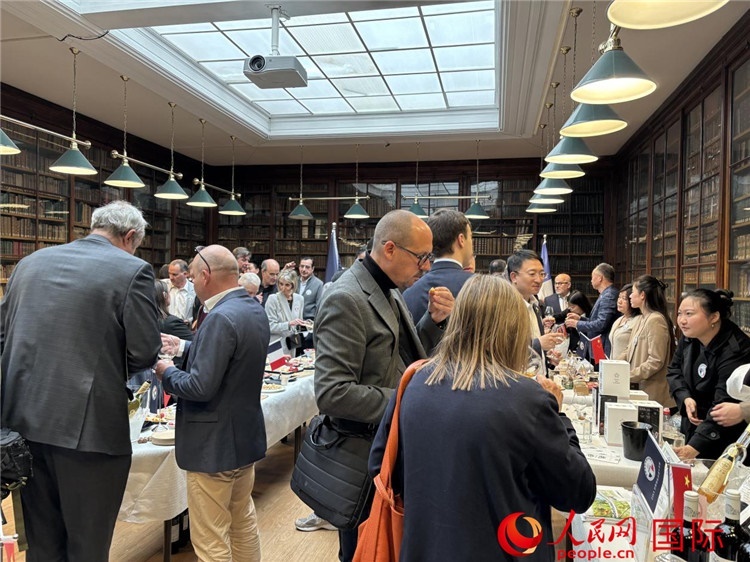 FIWA大獎(jiǎng)賽獲獎(jiǎng)酒及農(nóng)產(chǎn)品2025專業(yè)展暨中國(guó)云南—法國(guó)巴黎特色商品推介會(huì)現(xiàn)場(chǎng)。人民網(wǎng)記者 于超凡攝