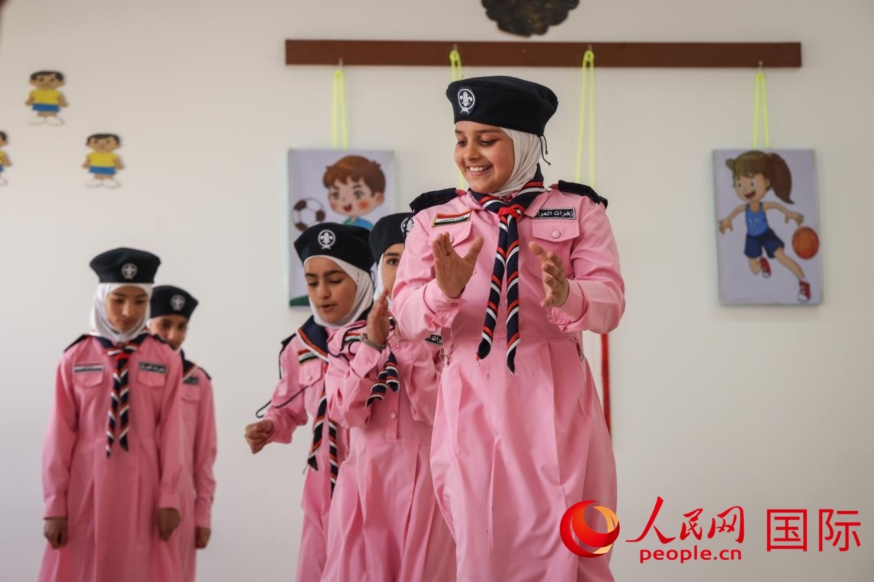 阿爾穆塔?阿里卡特國際學(xué)校的學(xué)生在展示課間活動(dòng)。人民網(wǎng)記者 薛丹攝