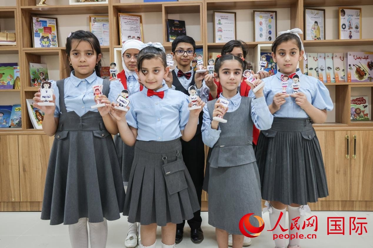 阿爾穆塔?阿里卡特國際學(xué)校的學(xué)生在圖書室上課。人民網(wǎng)記者 薛丹攝