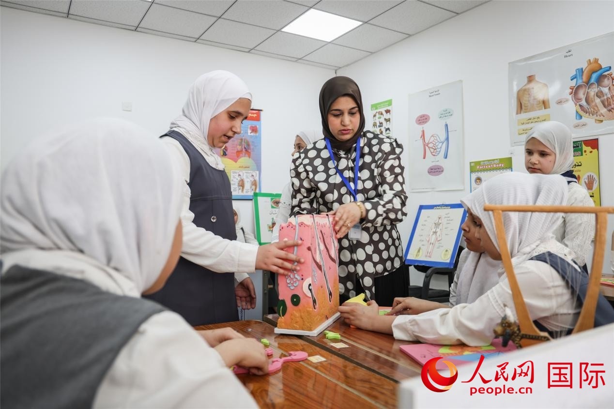 圖為阿爾·圖拉女子學(xué)校學(xué)生在上生物課。人民網(wǎng)記者 薛丹攝