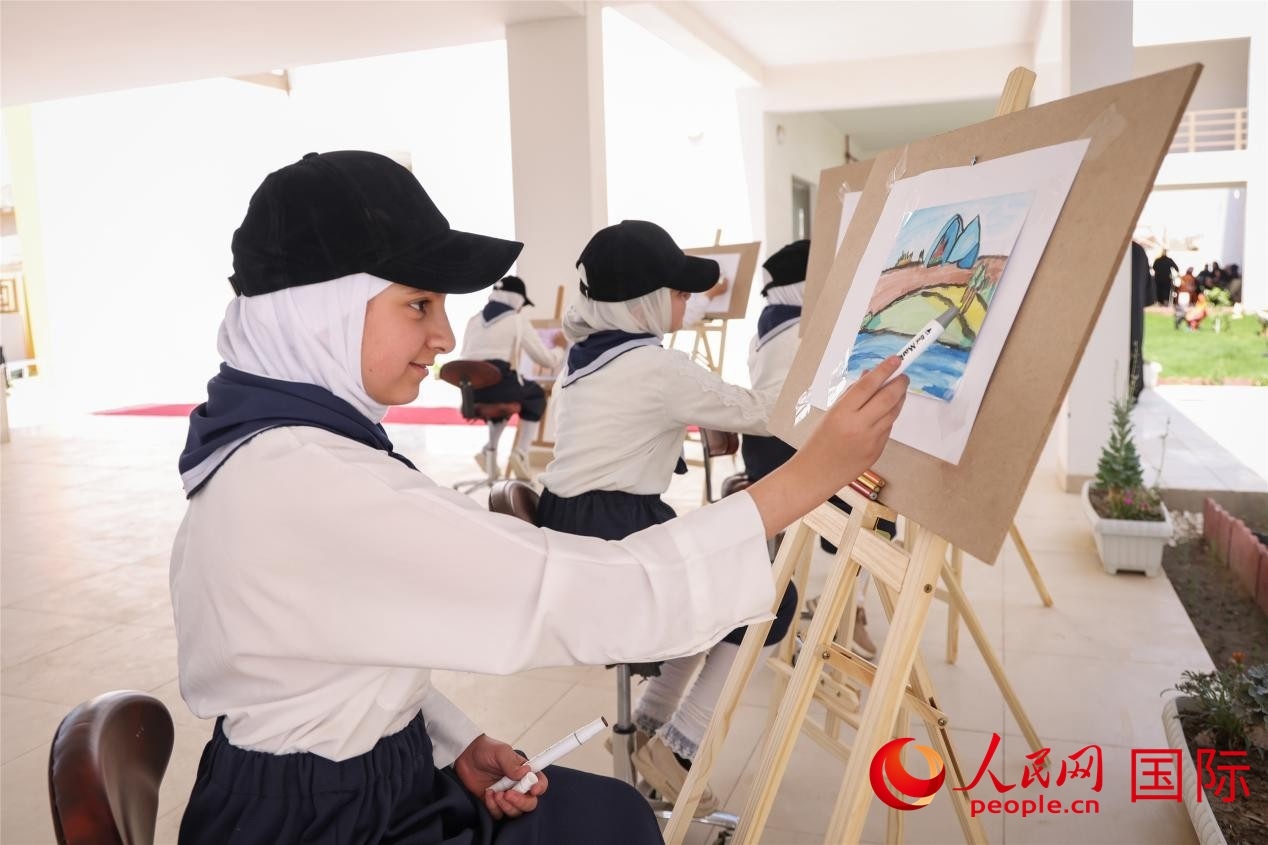 圖為阿爾·圖拉女子學(xué)校學(xué)生在上美術(shù)課。人民網(wǎng)記者 薛丹攝