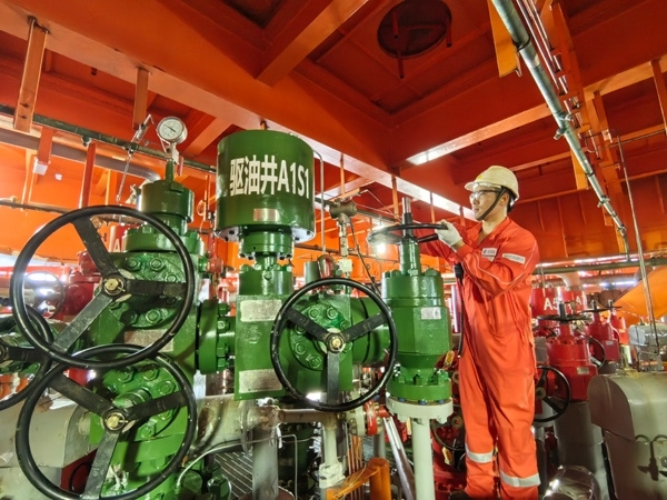 生產(chǎn)人員正在打開二氧化碳驅(qū)油井采油樹閥門。受訪者供圖