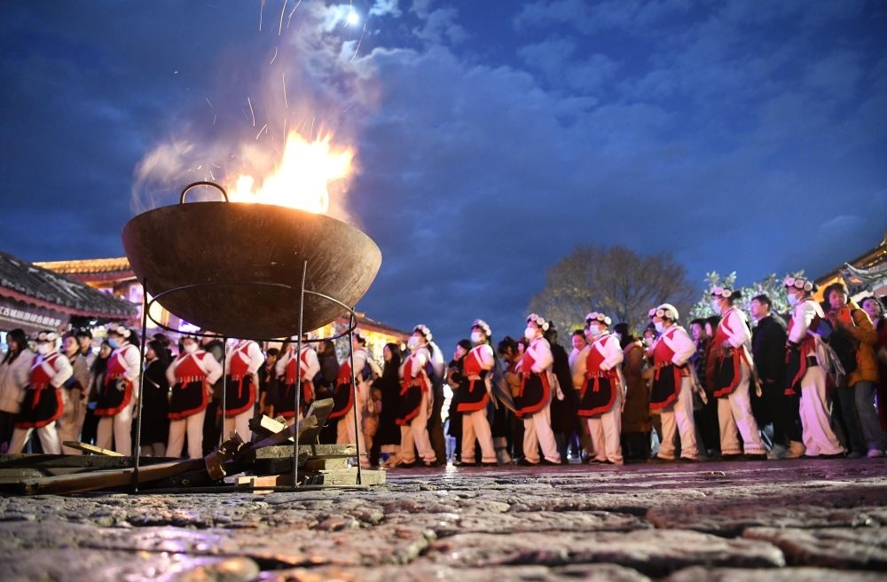 2025年1月11日，游客和居民在麗江古城打跳游玩。（趙慶祖攝）