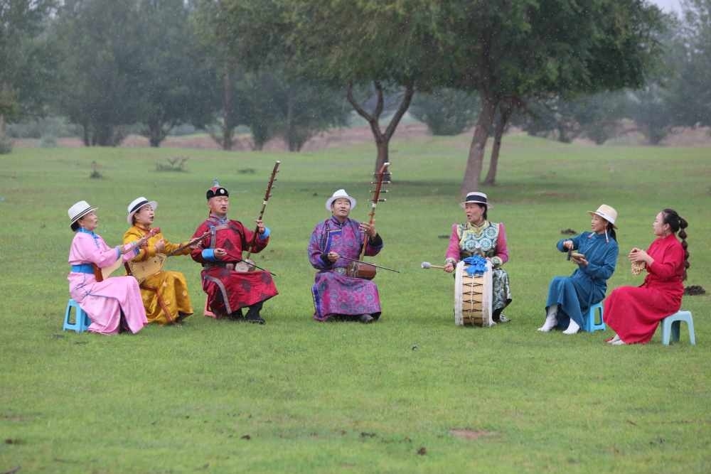 2024年7月16日，《格薩（斯）爾》史詩說唱傳承人在內(nèi)蒙古赤峰市巴林右旗戶外表演。（胡斯楞攝）