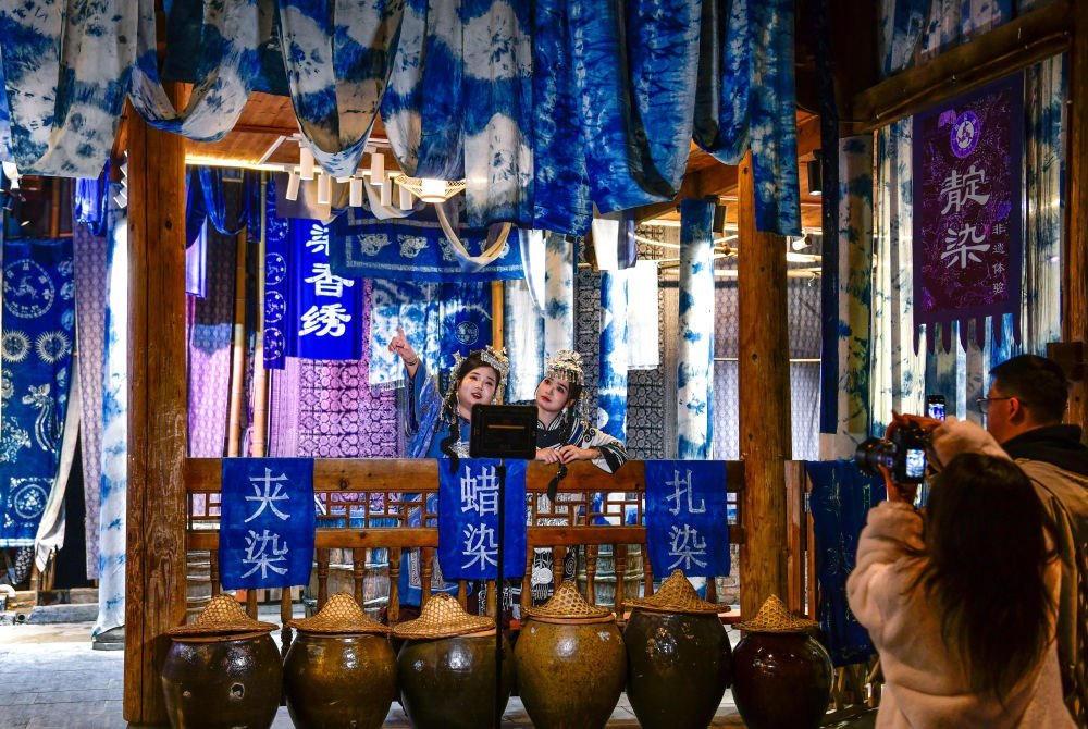 2025年3月17日，游客在貴州省黎平縣肇興侗寨里留影。新華社記者楊文斌 攝