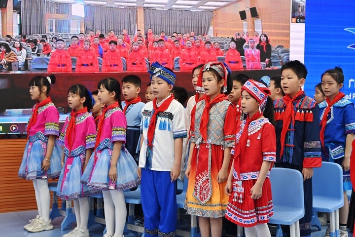 2025年3月28日，在“壯蒙一家親 共筑中國(guó)夢(mèng)”手拉手主題云隊(duì)會(huì)上，廣西南寧市濱湖路小學(xué)四（1）中隊(duì)隊(duì)員通過(guò)網(wǎng)絡(luò)和內(nèi)蒙古鄂爾多斯東勝區(qū)第十二小學(xué)四（9）中隊(duì)隊(duì)員一起唱《中國(guó)少年先鋒隊(duì)隊(duì)歌》。新華社記者 周華 攝