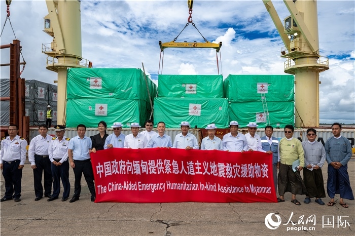 5月25日，中國駐緬甸大使館參贊歐陽道冰、仰光省首席部長梭登及緬有關(guān)部門官員出席援緬第十五批緊急人道主義地震救災(zāi)物資交接儀式。人民網(wǎng)記者謝佳君攝