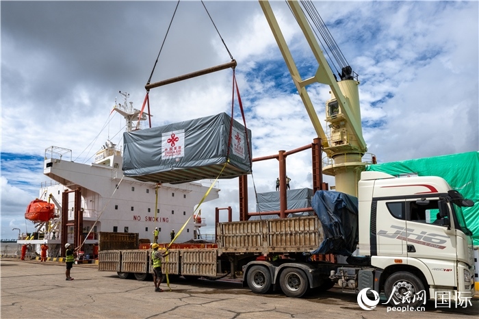 5月25日，當(dāng)?shù)毓と嗽诟劭趶呢涊喩闲遁d援緬第十五批緊急人道主義地震救災(zāi)物資。人民網(wǎng)記者謝佳君攝