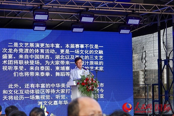 中國駐法蘭克?？傤I(lǐng)事黃昳揚(yáng)在致辭中對龍舟賽表示熱烈祝賀。人民網(wǎng) 依琳攝