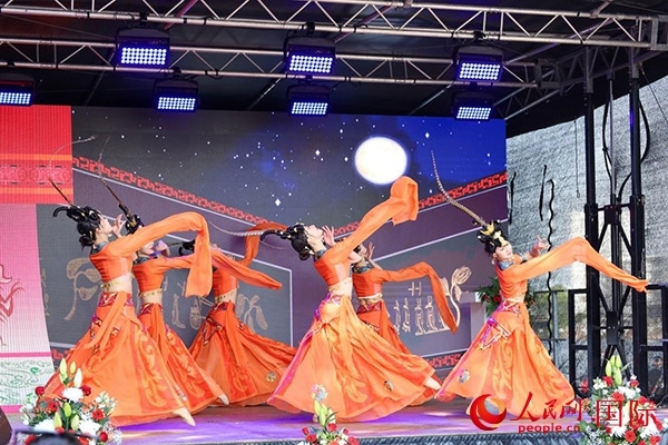 美因河畔的舞臺上中國傳統(tǒng)舞蹈精彩上演。人民網(wǎng) 依琳攝