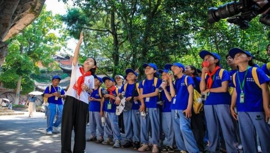 石刻小導(dǎo)游稅明潔為西藏小朋友志愿解說。