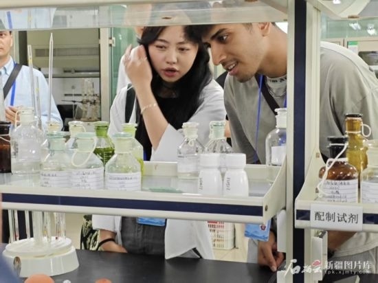 5月26日，2025上合組織國家媒體合作論壇嘉賓參觀新奇康藥業(yè)股份有限公司實驗室。石榴云/新疆日報記者 宋海波攝