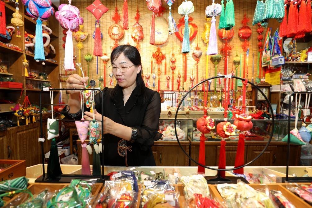 2025年5月25日，安徽省淮北市，非遺香包上貨架。（圖片來(lái)源：視覺(jué)中國(guó)）