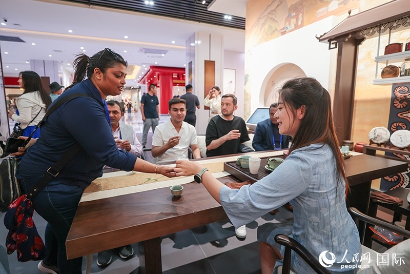 5月25日，外國媒體人在霍爾果斯國際邊境合作中心中國文化館參觀。人民網記者 張武軍攝