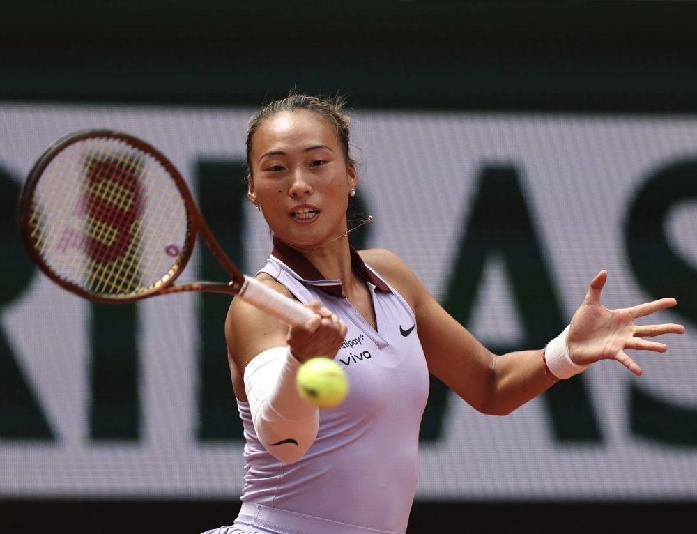 6月1日，鄭欽文在比賽中回球。新華社記者 李京 攝