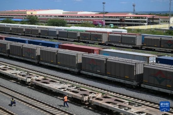 5月31日，在蒙內(nèi)鐵路內(nèi)羅畢站到發(fā)場，鐵路工人在鐵道旁巡檢。新華社記者 楊光 攝