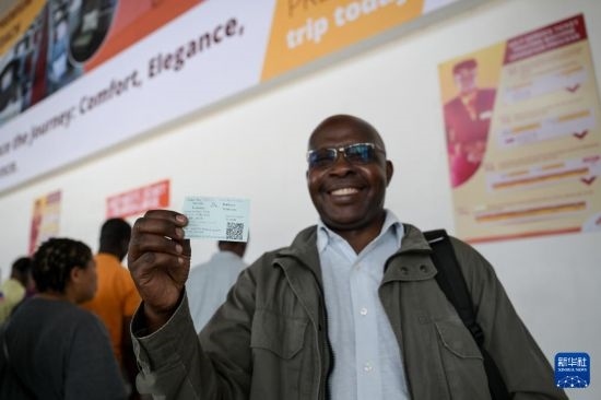 5月31日，在蒙內(nèi)鐵路內(nèi)羅畢站，一名前往蒙巴薩的乘客展示車票。新華社記者 楊光 攝
