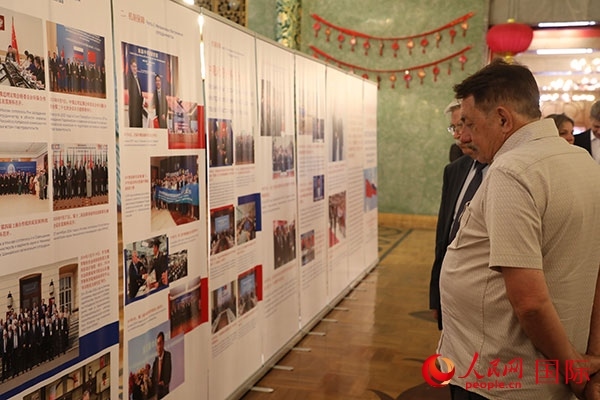 與會(huì)嘉賓參觀中俄科技創(chuàng)新合作圖片展。人民網(wǎng)記者 肖新新攝