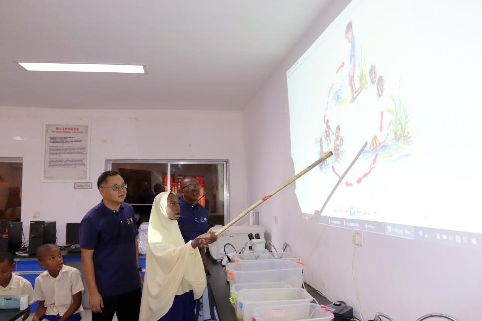 血吸蟲病健康教育講座。施亮攝