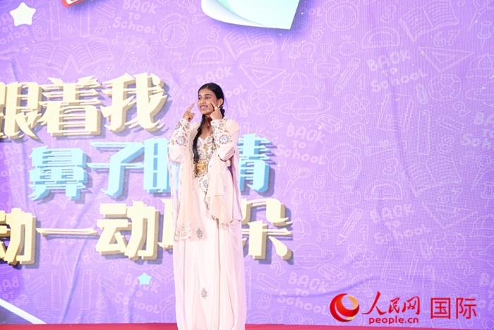 演唱中文歌曲。人民網(wǎng)記者任皓宇攝