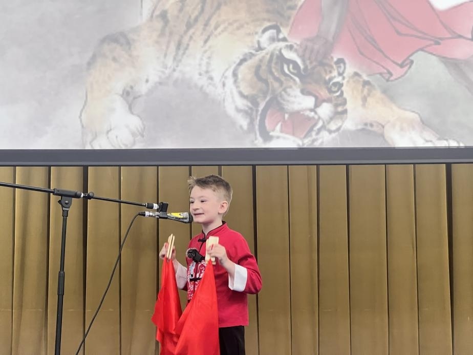一航表演快板《武松打虎》。布加勒斯特大學(xué)孔子學(xué)院供圖