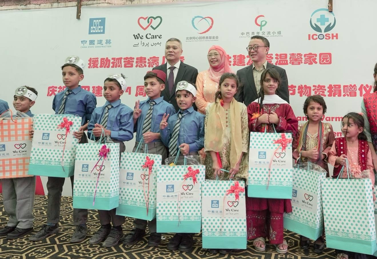 受捐孤兒在儀式上合影留念。瓦加斯·阿赫邁德攝