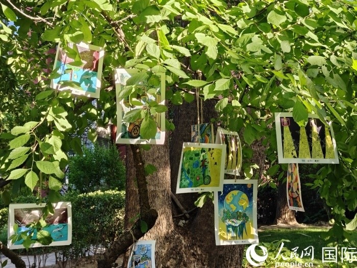 兒童環(huán)保繪畫展覽。人民網(wǎng)記者 李明攝