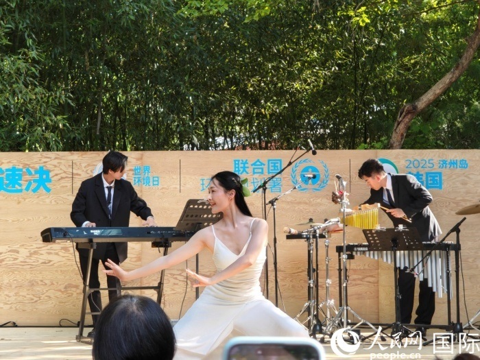 《舞，自然》舞蹈表演。人民網(wǎng)記者 李明攝