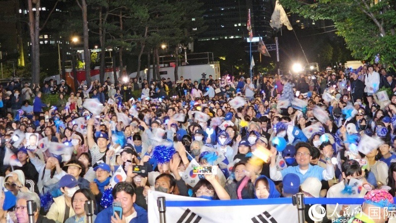 當地時間4日凌晨，李在明支持者們聚集在國會前等待計票結果。人民網 柳美鉉攝