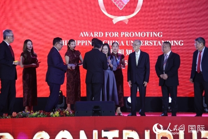 黃溪連大使給榮獲“重要貢獻獎”的奎松市市長喬伊·貝蒙蒂等人頒獎。人民網記者 樊帆攝