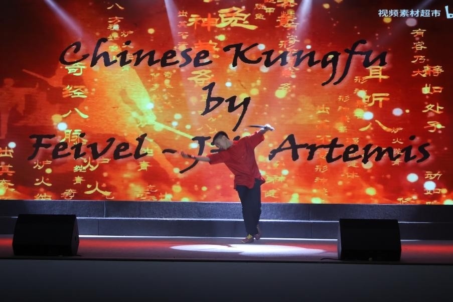 恩星學(xué)校中學(xué)部學(xué)生表演武術(shù)。哈山努丁大學(xué)孔子學(xué)院供圖